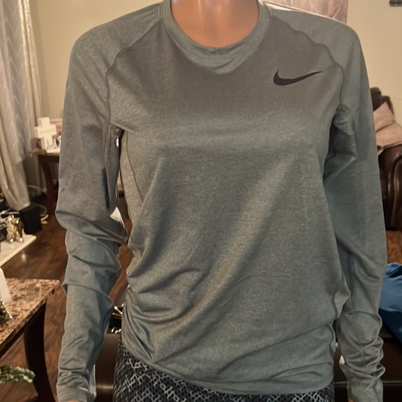 Nike Shirt - Picture 3 of 4